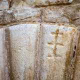 Infine, sull'archivolto della sala di servizio, sede del refettorio e della cisterna per l�acqua piovana, � evidente la Croce papale a tre braccia